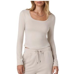 Vuori Long Sleeve Halo Essential Scoop in Ecru Heather XS